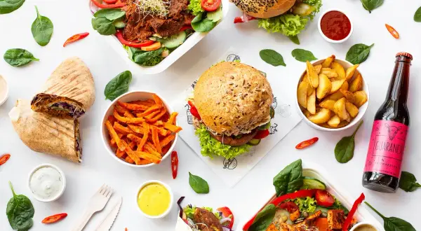 Pyszne wegańskie burgery, wrap, sałatka i frytki. Idealny zestaw krowarzywa na wynos.