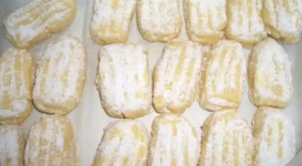 Zuckerbestäubte Kekse, die nach einem einfachen kurabiye rezept zubereitet wurden. Sie sind weich und schmelzen auf der Zunge.