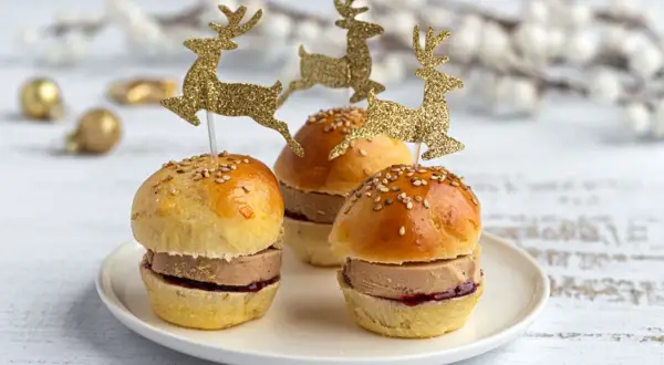 Trois mini burgers au foie gras, ornés de rennes scintillants, prêts pour les fêtes.