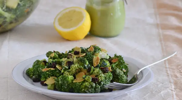 Deliciosa ensalada de brócoli con almendras y arándanos, lista para disfrutar.