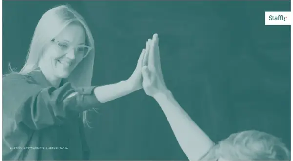 Uśmiechnięta kobieta w okularach daje "piątkę". Czy to przejaw ekstrawersji? #HRTech #Psychometria #Rekrutacja