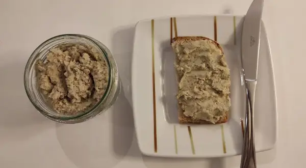 Smalec z fasoli w słoiku i na kromce chleba. Pyszna, wegańska pasta do smarowania.