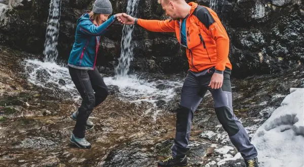 Jakie spodnie w góry jesienią wybierać, aby uniknąć zimna i wilgoci?