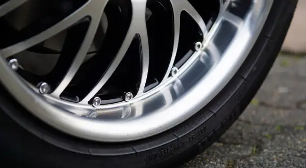 Nowe, błyszczące felgi dodają autu charakteru. Zastanawiasz się, ile kosztuje malowanie felg? Sprawdź ceny i odmień swoje auto!