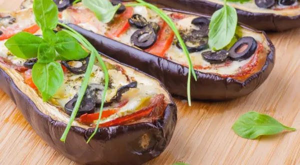 Aubergines farcies, une recette italienne savoureuse avec viande hachée, tomates, olives et basilic frais.