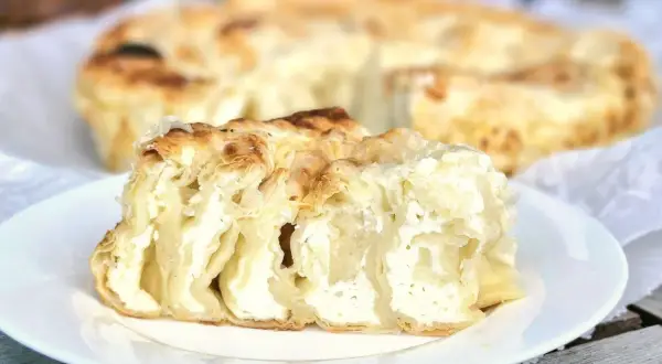 Pyszny burek przepis z gotowego ciasta filo, z kremowym nadzieniem serowym, idealny na śniadanie.