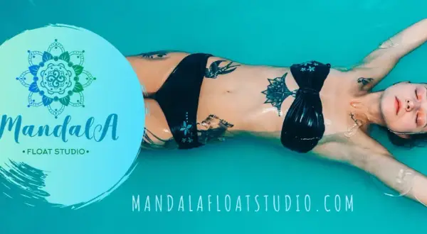 Relaks w Mandala Float Studio Gdańsk. Kobieta unosi się na wodzie, otoczona spokojem.