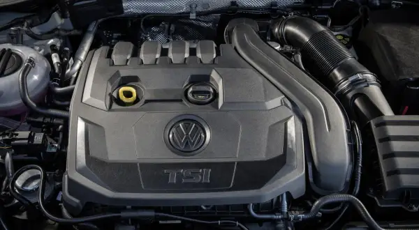 Silnik TSI Volkswagena, z widocznym logo i oznaczeniem modelu.