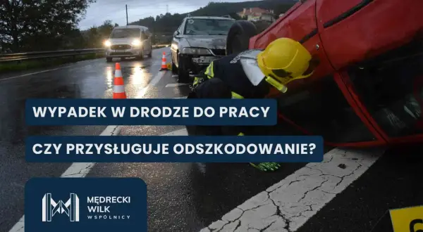 Wypadek przy pracy na drodze. Strażak w żółtym kasku bada przewrócony czerwony samochód.
