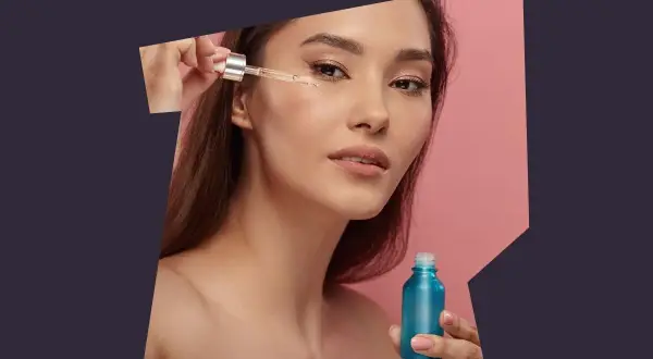 Kobieta aplikuje serum z pipetki. W dłoni trzyma niebieską buteleczkę. To połączenie retinol i peptydy dla pięknej cery.