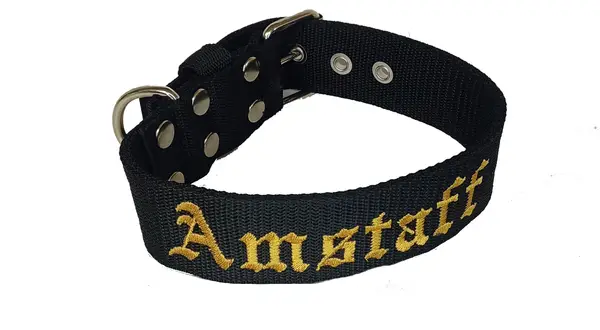 Czarna obroża dla amstaffa z haftowanym napisem "Amstaff" w kolorze złotym. Solidne metalowe okucia.