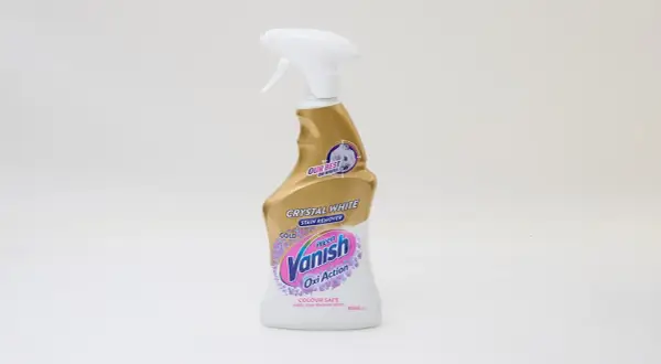 Butelka wybielacza Vanish Crystal White Gold Oxi Action na białym tle.
