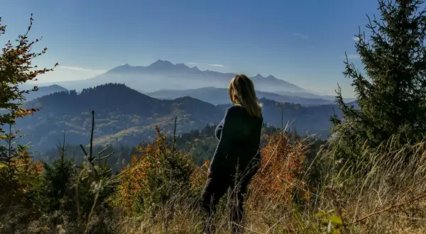 Kobieta podziwia widok na pasmo górskie Magury Spiskiej.