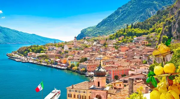 Limone sul Garda, con i suoi profumati limoni, si affaccia sul lago azzurro, incorniciato da montagne verdi.
