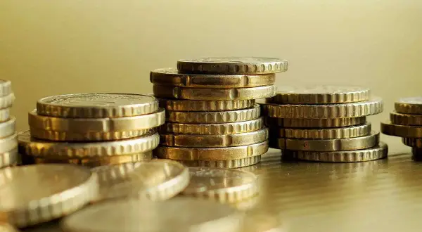 Stosy złotych monet, jakby ktoś właśnie znalazł skarb. Każda błyszcząca moneta, niczym 1 dukat, obiecuje bogactwo.