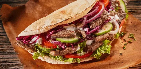 Czy kebab tuczy? Jak zamówić lekki i zdrowy kebab