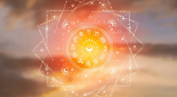 Ognisty krąg zodiaku, otoczony mistycznymi symbolami i gwiazdami, unosi się na tle zachodzącego słońca.