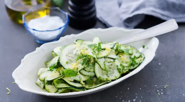 En fräsch sallad med tunt skivad zucchini, citronzest och örter. Ett enkelt zucchini recept som passar till det mesta.