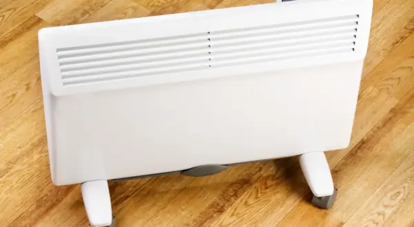 Jaki grzejnik elektryczny do pokoju 25m2? Biały, nowoczesny grzejnik na kółkach z cyfrowym wyświetlaczem, idealny do ogrzania większego pomieszczenia.