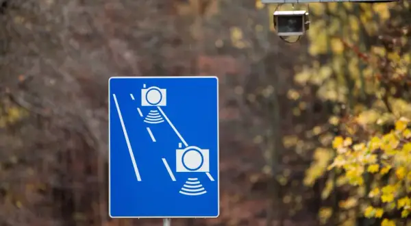 Znak informuje o odcinkowych pomiarach prędkości na A4. Uważaj na kamery rejestrujące jazdę.