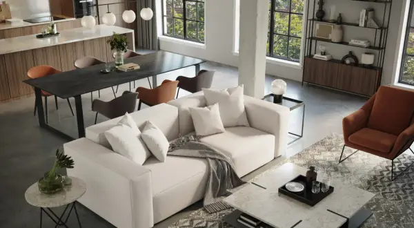 Gemütliche Wohnzimmerszene mit einer weißen **couch mit teppich**, einem Esstisch und einer modernen Küche.