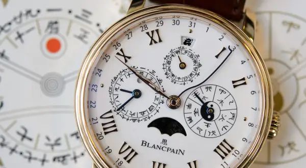 Zegarek Blancpain z tarczą kalendarza gregoriańskiego i chińskimi symbolami.