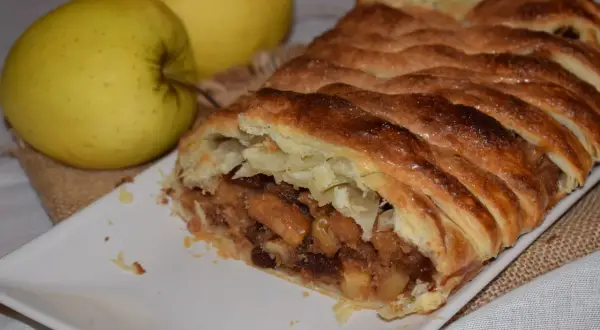 Delicioso hojaldre de manzana y canela, con trozos de manzana y pasas, horneado hasta dorar.