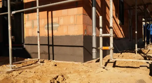 Czym obłożyć fundament? Wybierz trwały cokół na lata!