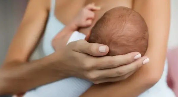Ile powinien jeść noworodek karmiony piersią? Odpowiedzi na najważniejsze pytania