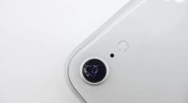 Ile kosztuje wymiana szkiełka aparatu w telefonie? Ceny i porady