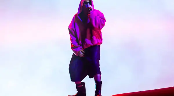 Justin Bieber rockt die Bühne beim Coachella-Festival in einem auffälligen Outfit, das seine Performance unvergesslich macht.
