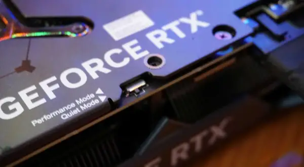 Nahaufnahme der RTX 4070 Ti Grafikkarte mit dem Schriftzug "GEFORCE RTX" und den Modi "Performance Mode" und "Quiet Mode".