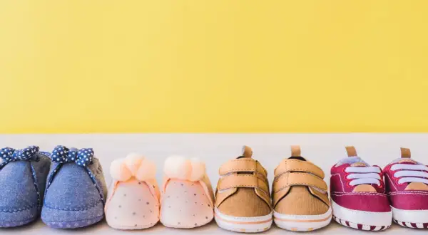 Sei paia di scarpine per neonati, pronte per le prime passeggiate. Diverse fantasie e colori, dal denim alle tonalità pastello.