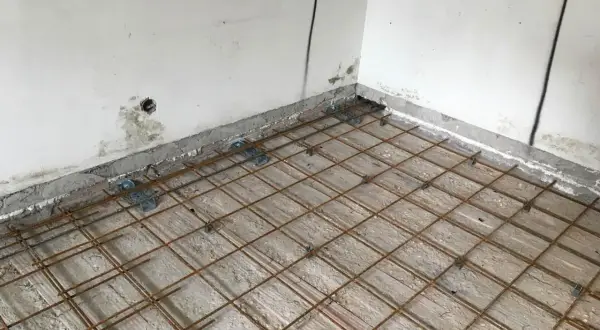 Rete metallica posata per il consolidamento solaio in legno. L'armatura è pronta per il getto di calcestruzzo.