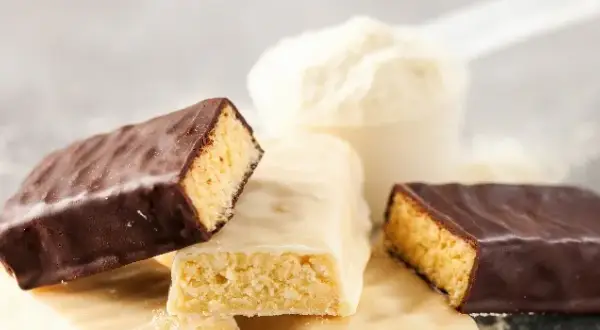 Baton proteinowy przed czy po treningu - co wybrać dla lepszej regeneracji?