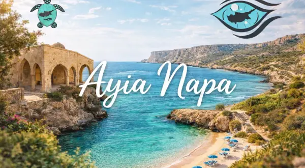 Malownicze wybrzeże Ayia Napa z kamiennymi ruinami, turkusową wodą i piaszczystą plażą.