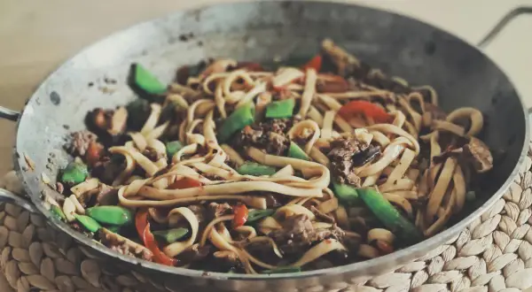 Szybki przepis na makaron udon z wieprzowiną, który zachwyci smakiem