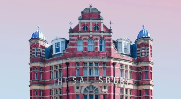 The Salisbury, hotel z niebieskimi kopułami, to jedno z nietypowych miejsc w Londynie.