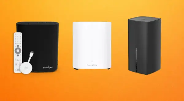 Trois appareils de connectivité : un routeur noir avec télécommande et dongle, un routeur blanc "Powered by Orange", et un routeur noir. Idéal pour avoir la fibre sans box.