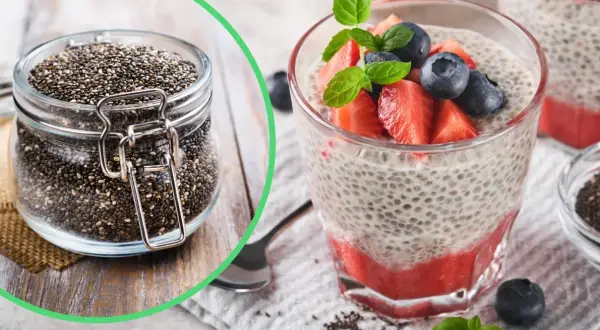 Nasiona chia w słoiku i deser chia z owocami. Zastanawiasz się, dlaczego pudding chia nie gęstnieje? Kluczowe są proporcje nasion i płynu.