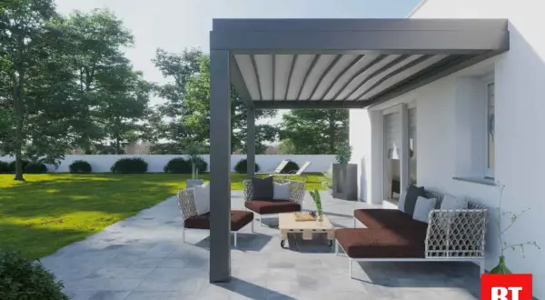 Moderna pergola bioclimatica con arredi da esterno, ideale per creare uno spazio relax. Informati sui permessi necessari per la sua installazione.