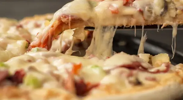 Ile kalorii ma pizza? Sprawdź, co naprawdę kryje się w Twoim kawałku