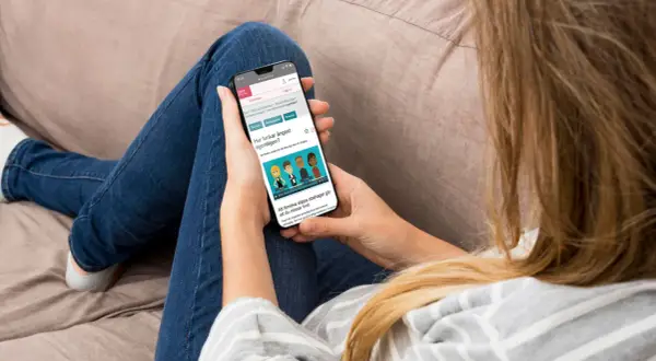 Person läser på mobilen om hur ångest fungerar, kanske för att lära sig mer om kbt ångest.