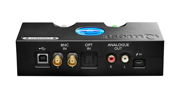 Tył urządzenia Chord Qutest z portami USB, BNC, optycznym i analogowymi wyjściami RCA.