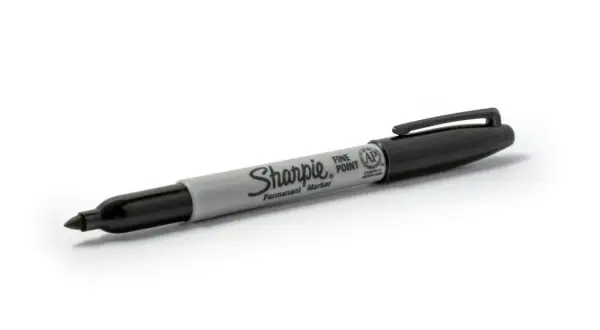 Czarny marker Sharpie z drobną końcówką, gotowy do tworzenia trwałych napisów lub usuwania stare plamy z flamastra.