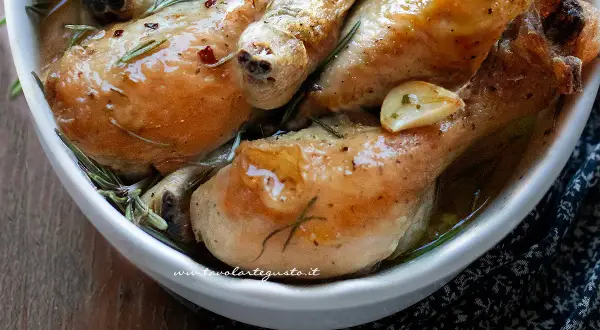 Fusi di pollo succulenti, cotti con aglio e rosmarino, perfetti per ricette sfiziose.
