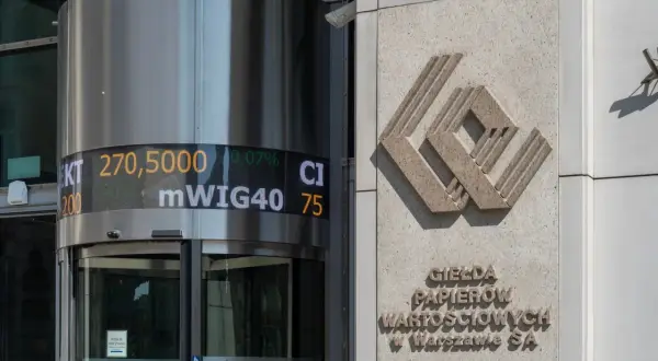 Elektroniczna tablica informacyjna przy Giełdzie Papierów Wartościowych w Warszawie pokazuje kursy, w tym mWIG40, który jest ważnym wskaźnikiem dla fundusz akcji polskich.