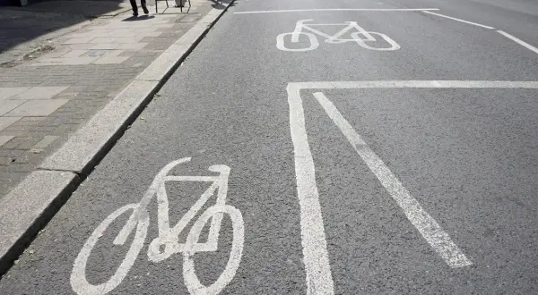Na jezdni namalowane są symbole rowerów, wskazujące co to jest śluza rowerowa. To specjalne pole dla rowerzystów przed skrzyżowaniem.