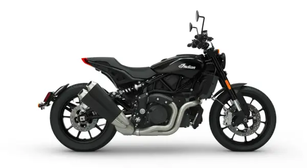 Czarny motocykl Indian FTR 1200 z charakterystycznym logo Indian na baku. Widok z boku na jego sportową sylwetkę i podwójny wydech.