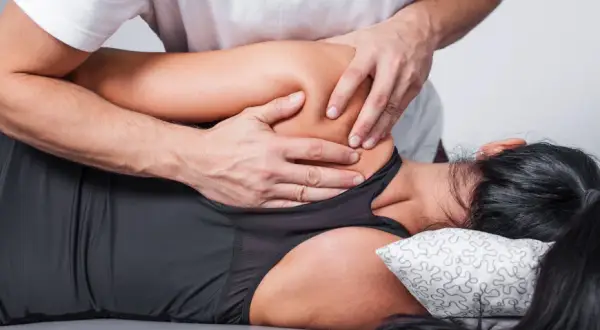 Boli po rehabilitacji? Sprawdź, kiedy to sygnał postępu, a kiedy alarm!